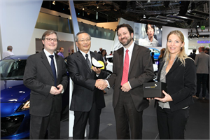 Mazda neemt EuroNCAP Advanced Award in ontvangst op IAA Frankfurt 2011