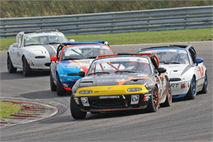 Woodger en Dekker pakken meeste punten op zonovergoten Zandvoort in Ribank Mazda MaX5 Cup. 