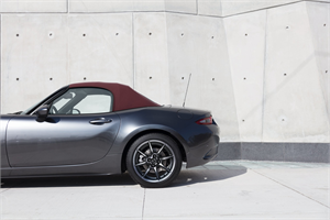 1_MAZ1708_Mazda_MX-5_IPM1_SRC_GER_2017_HIGH_SIDE_Darkcherry_39L_1_LR