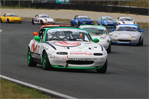 Tumult en spannende strijd in Conrad Mazda MaX5 Cup op Circuit Zandvoort 