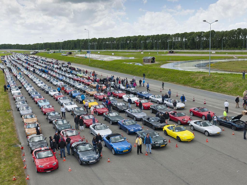 2013gatheringofmazdamx5miatassetsnewworldrecord_100430782_h