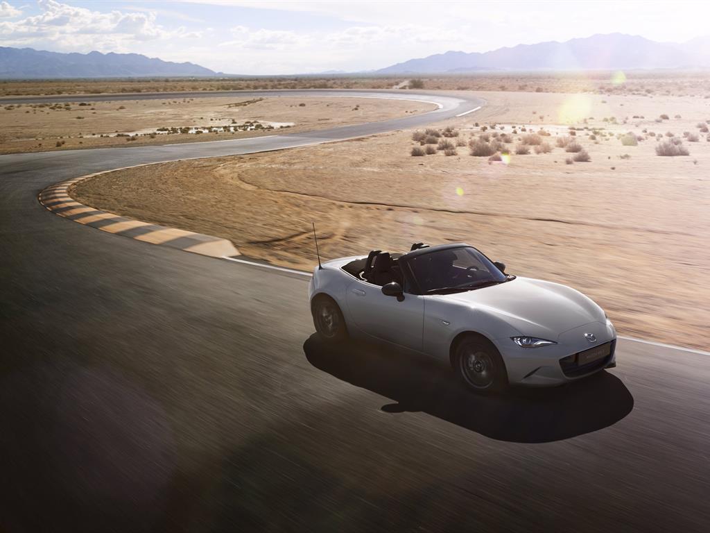 2024_mazda_mx5_global_act_1_lowres_1