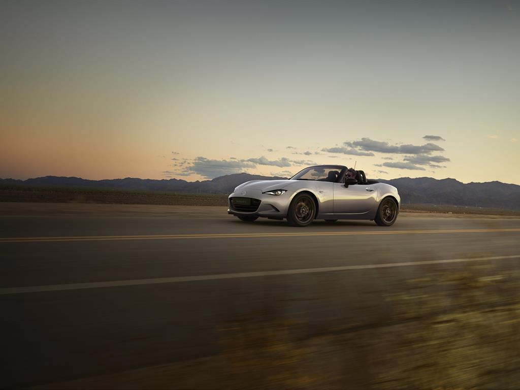 2024_mazda_mx5_global_act_3_lowres_1