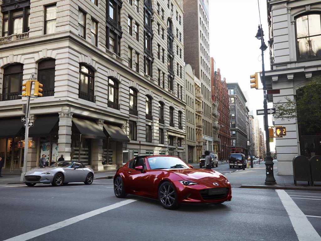2024_mazda_mx5_global_act_7_lowres_1